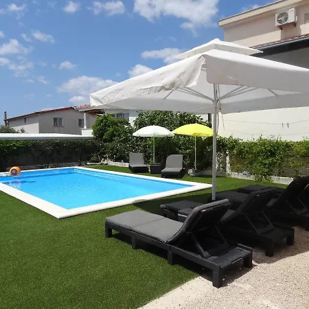 Apartmán Modern Island With Pool 80 Meters From The Sea B *